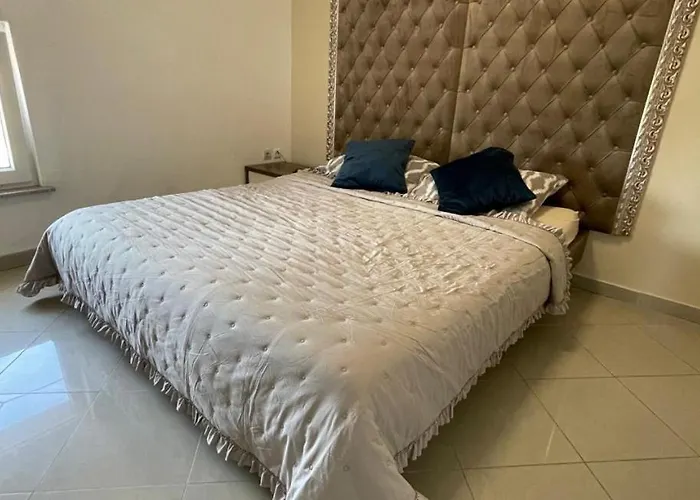 Romani By Guide Pula